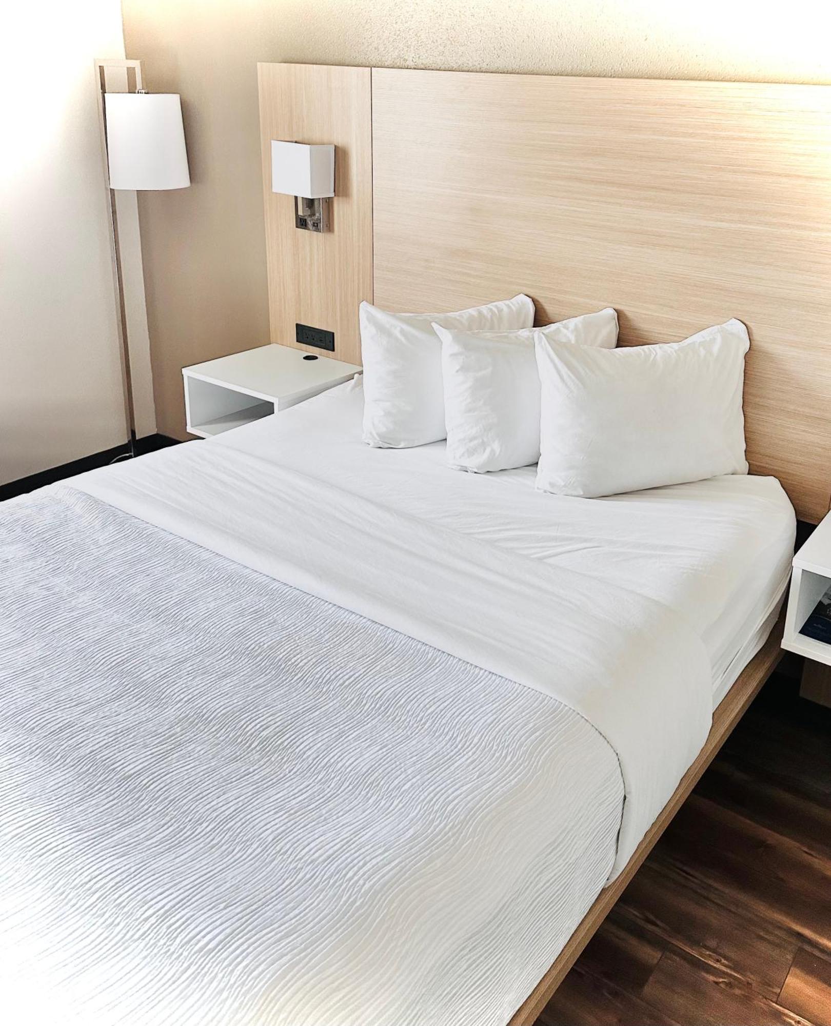 Queen Room with Bathtub w/Grab Bars - Mobility/Hearing Accessible - Non-Smoking