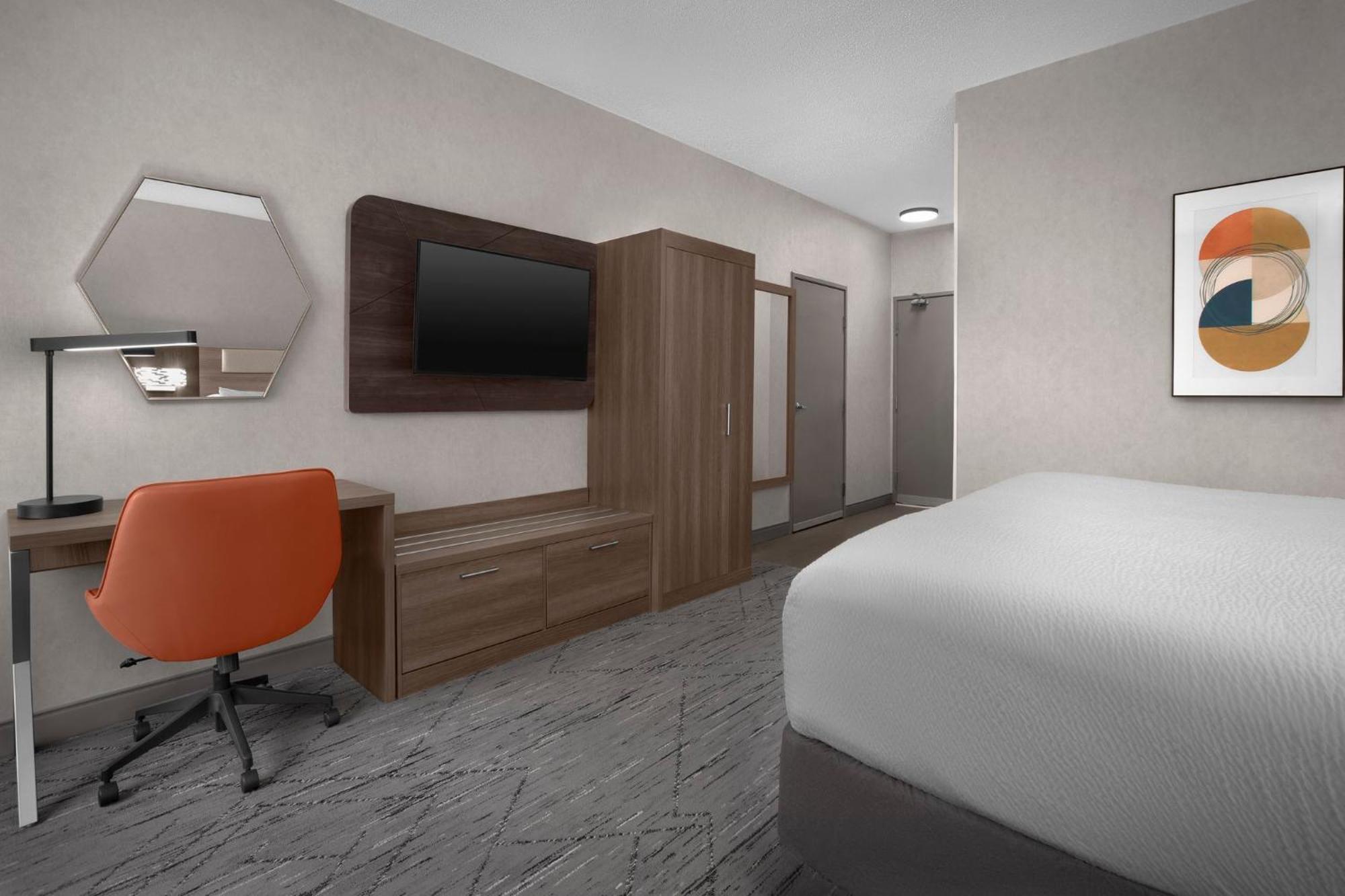 Standard King Room with Mobility Accessible Tub