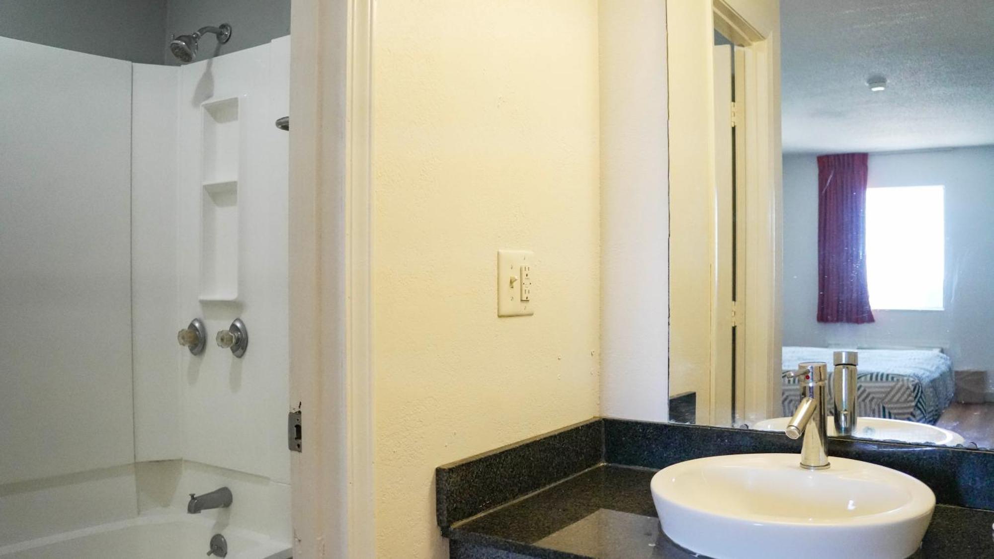 Deluxe King Room - Non-Smoking