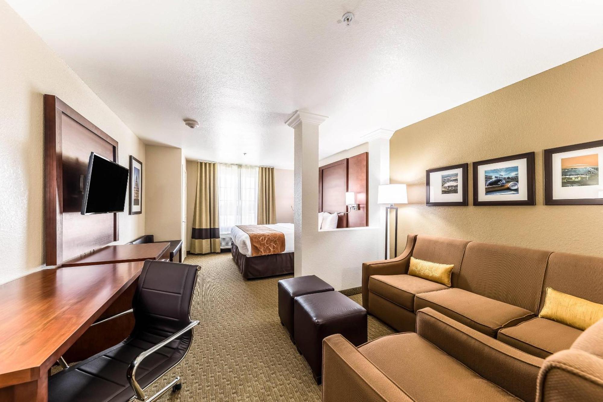 King Suite Sofa Bed Disability Access or Non-Smoking,1747014304:JPEG