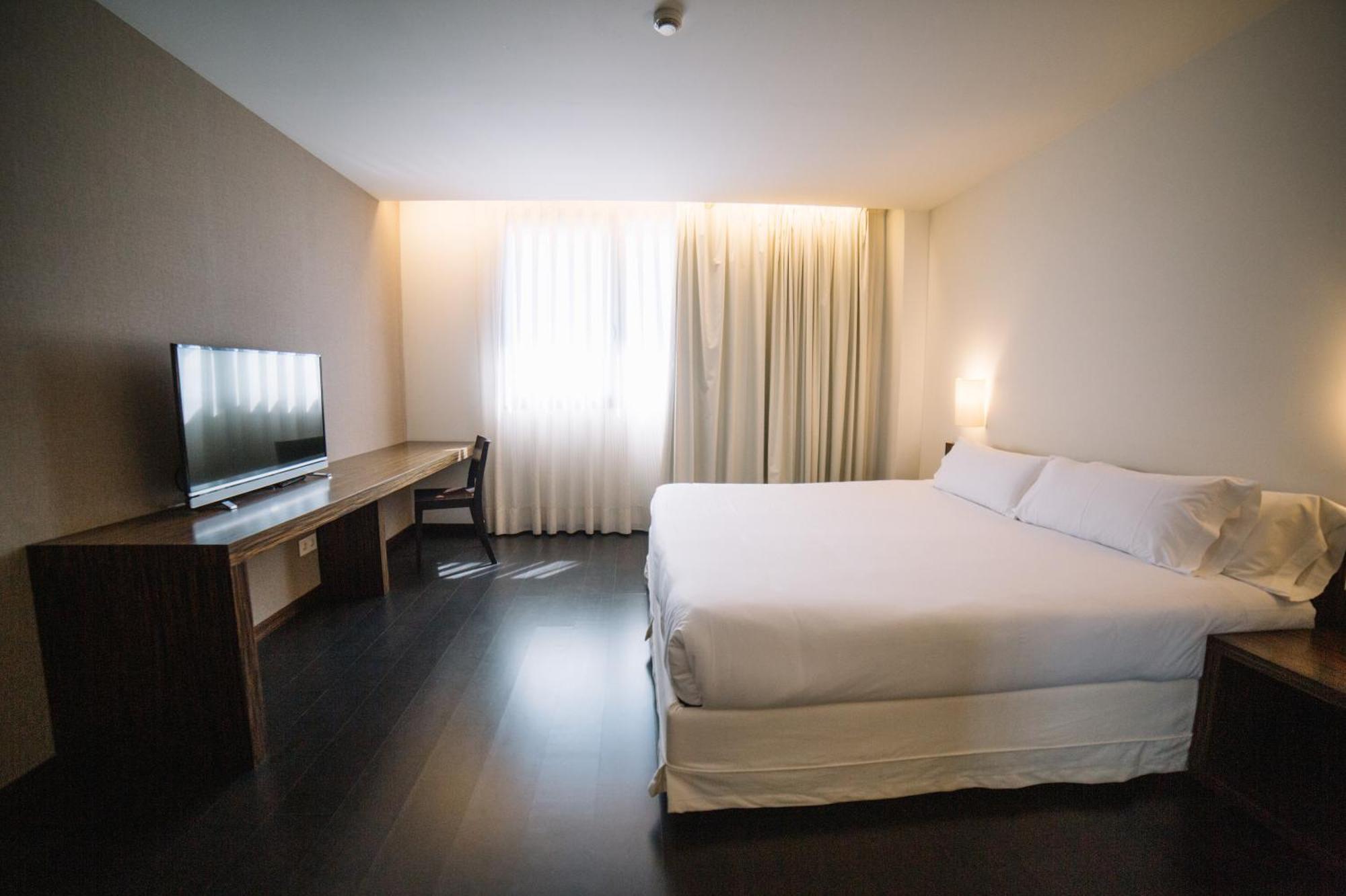 Junior Suite 1 King Bed 1 Sofa Bed,1756408431:JPEG