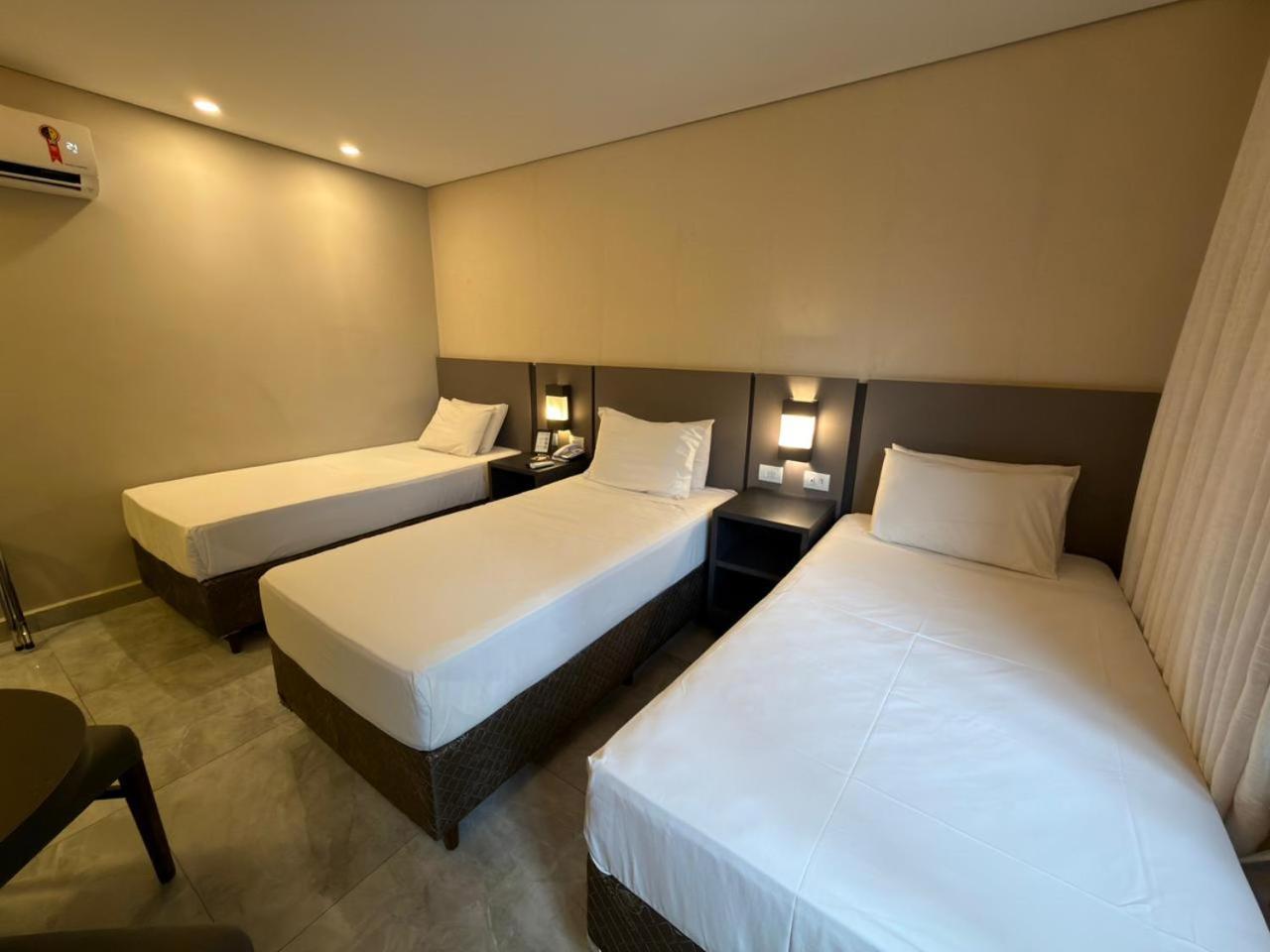 Quarto de luxo com 3 camas de solteiro