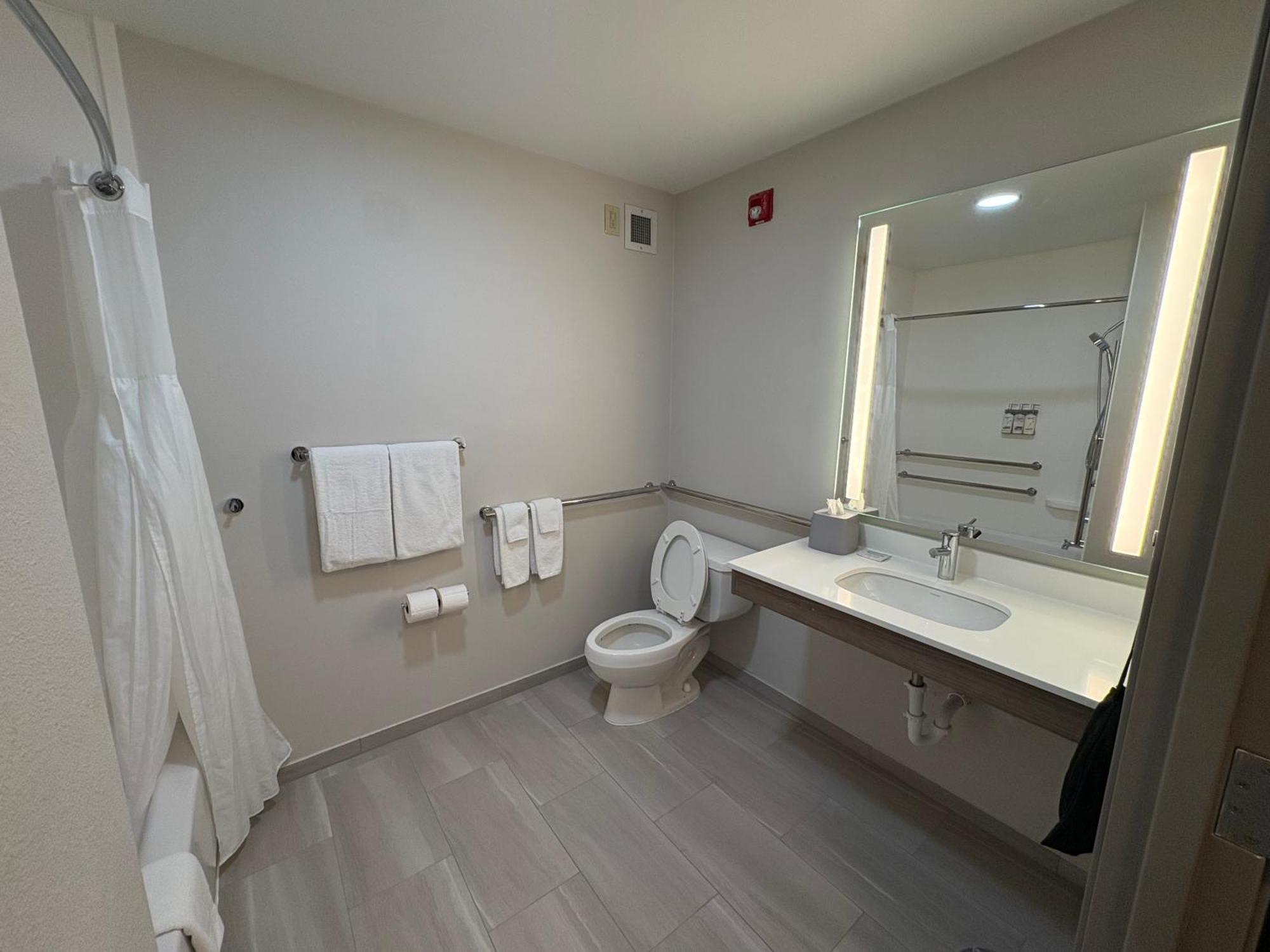 Standard King Room with Accessible Tub - Mobility Access
