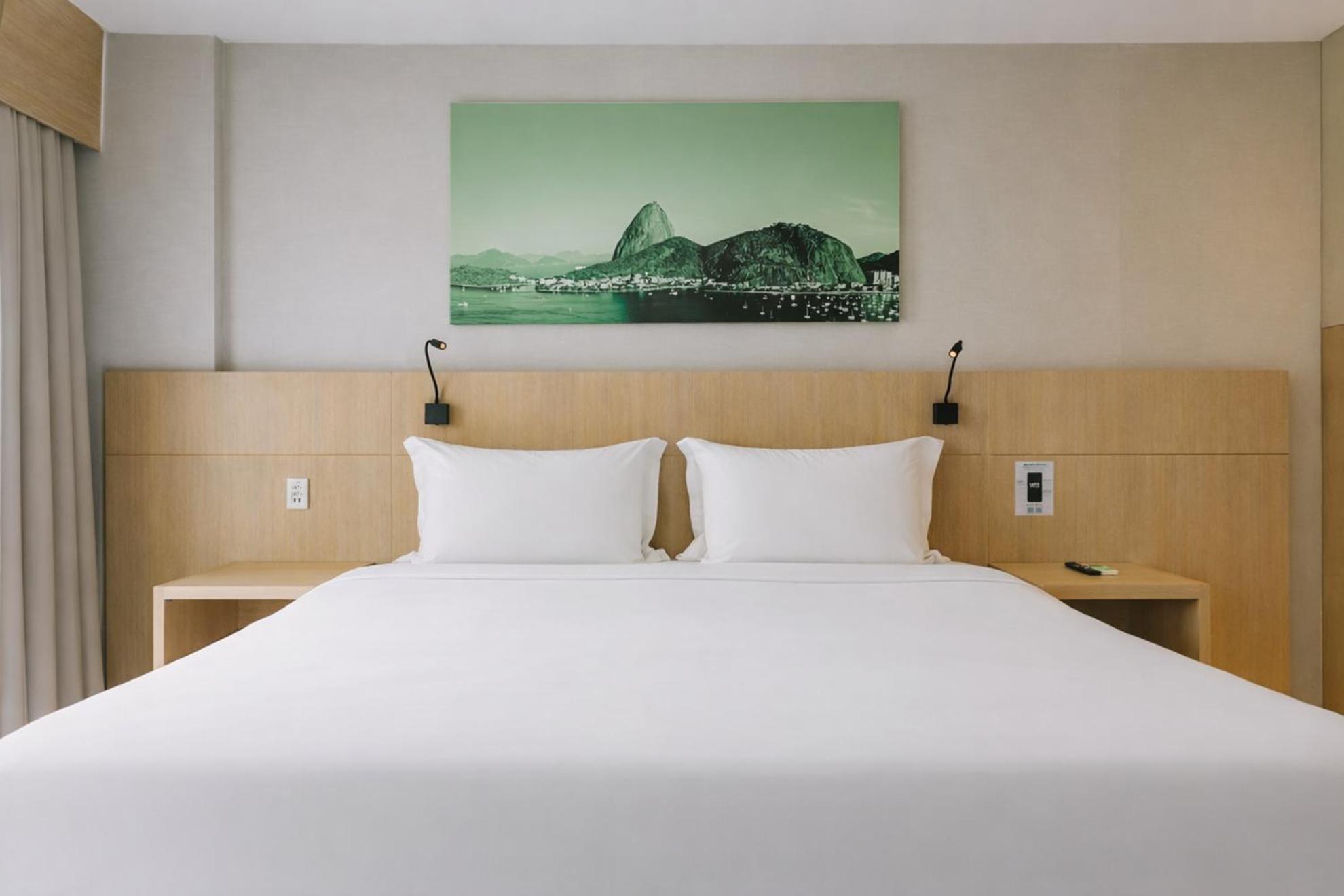 Luxury Room King-Size Bed,1756458896:JPEG
