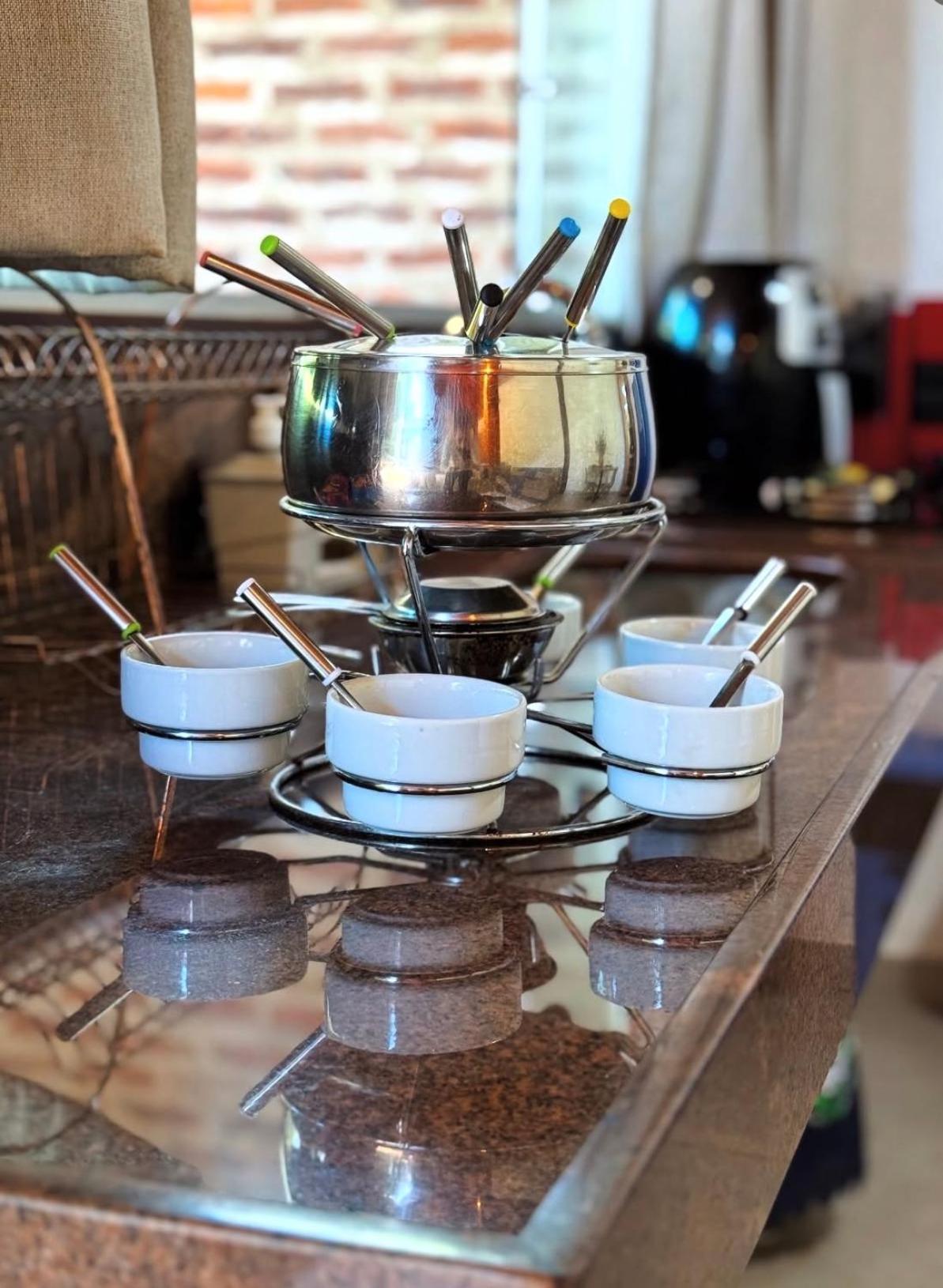 Chalé de Luxo com Banheira de Hidromassagem, Cozinha Gourmet e Vista do Jardim