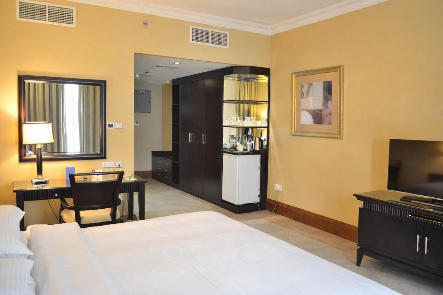 Classic Zimmer mit Kingsize-Bett und Stadtblick