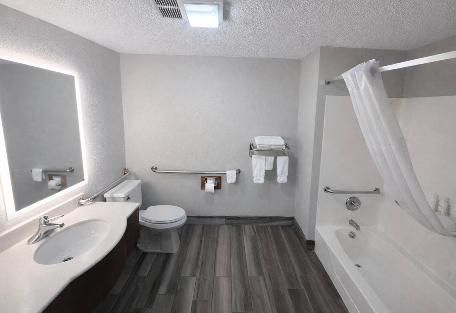 Queen Room - Mobility Access/Non-Smoking