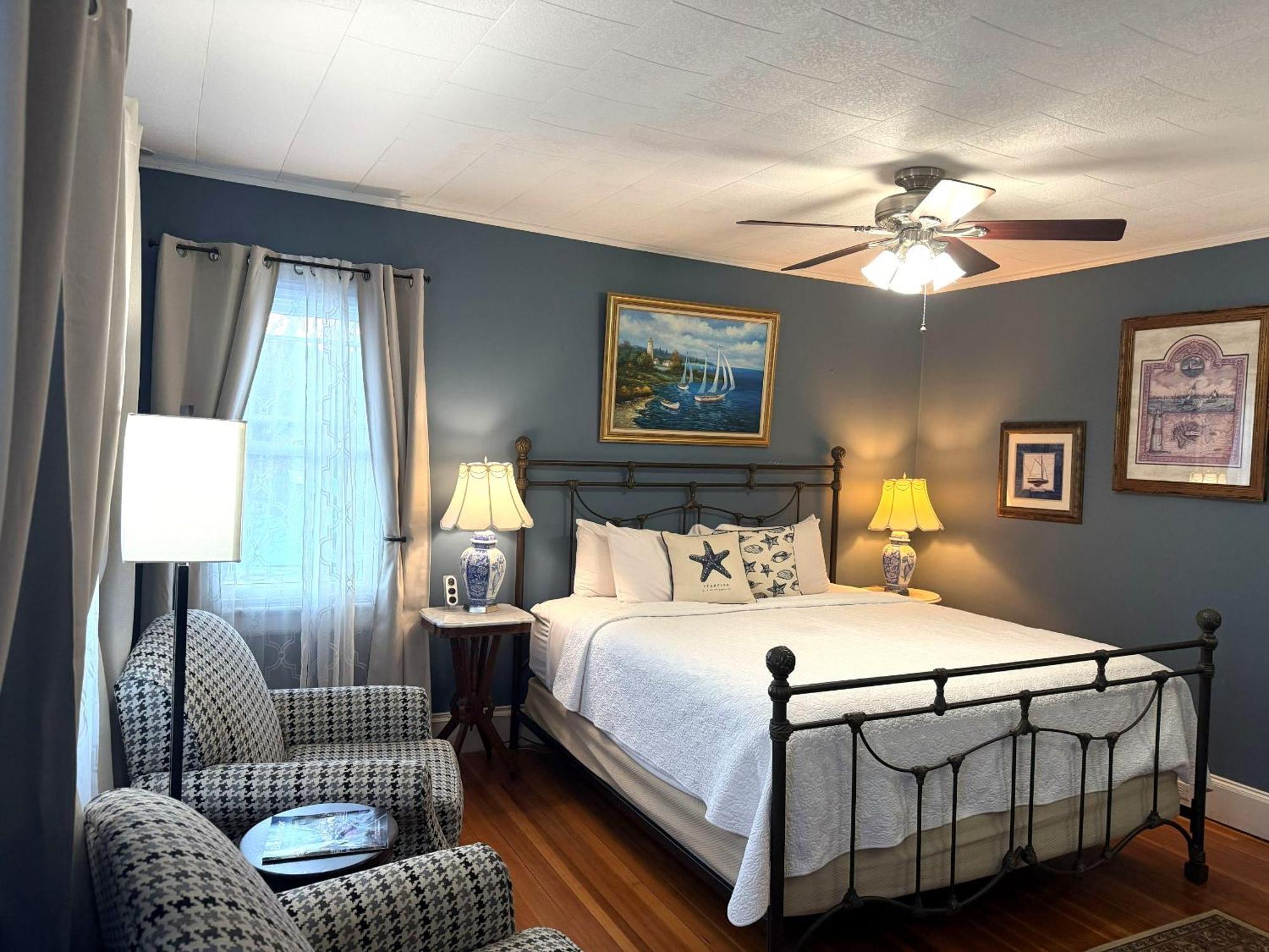 Deluxe Queen Room