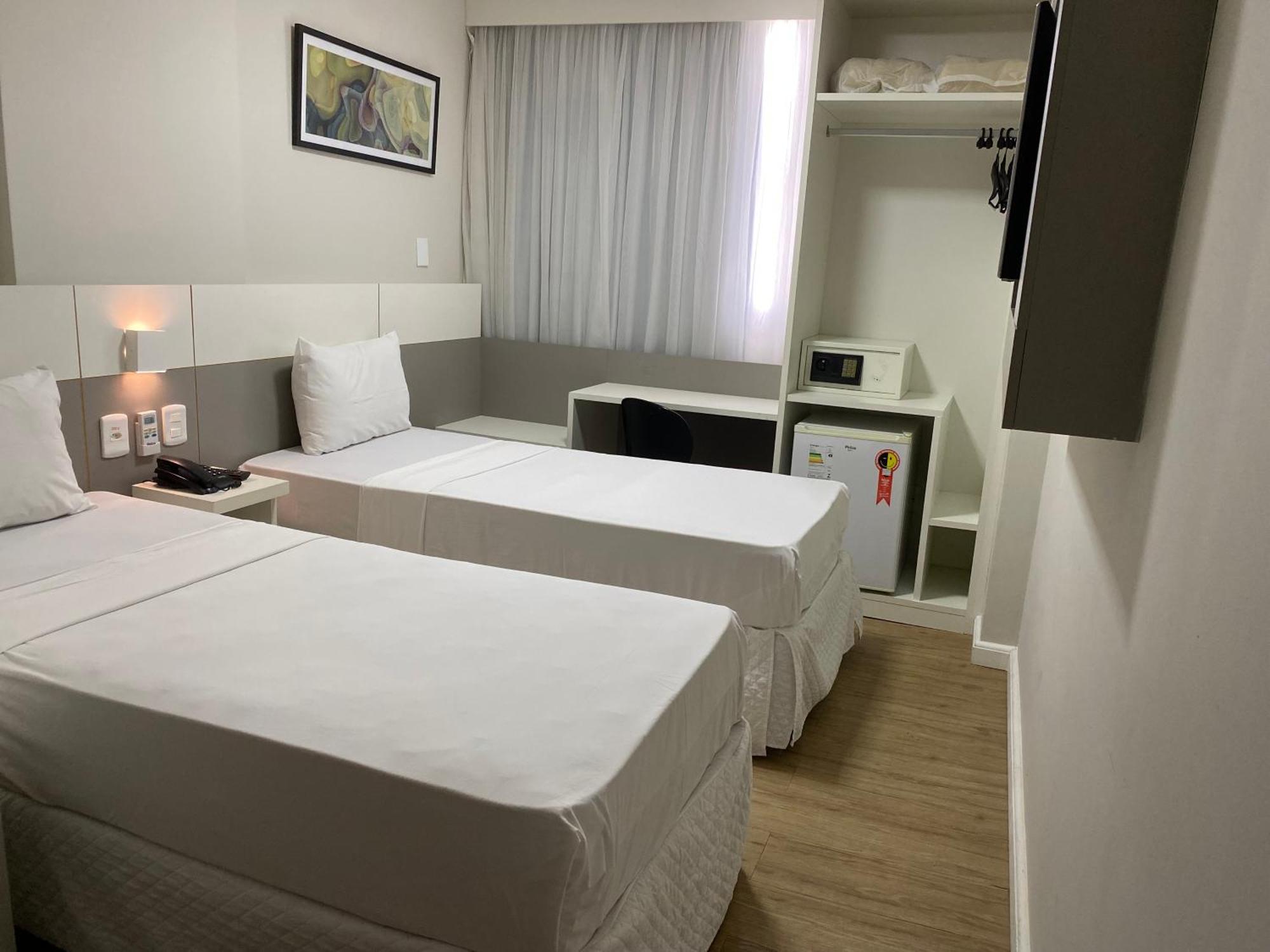 Quarto com 2 Camas de Solteiro