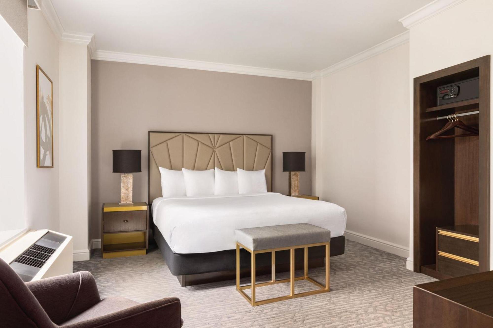 Zimmer mit Kingsize-Bett