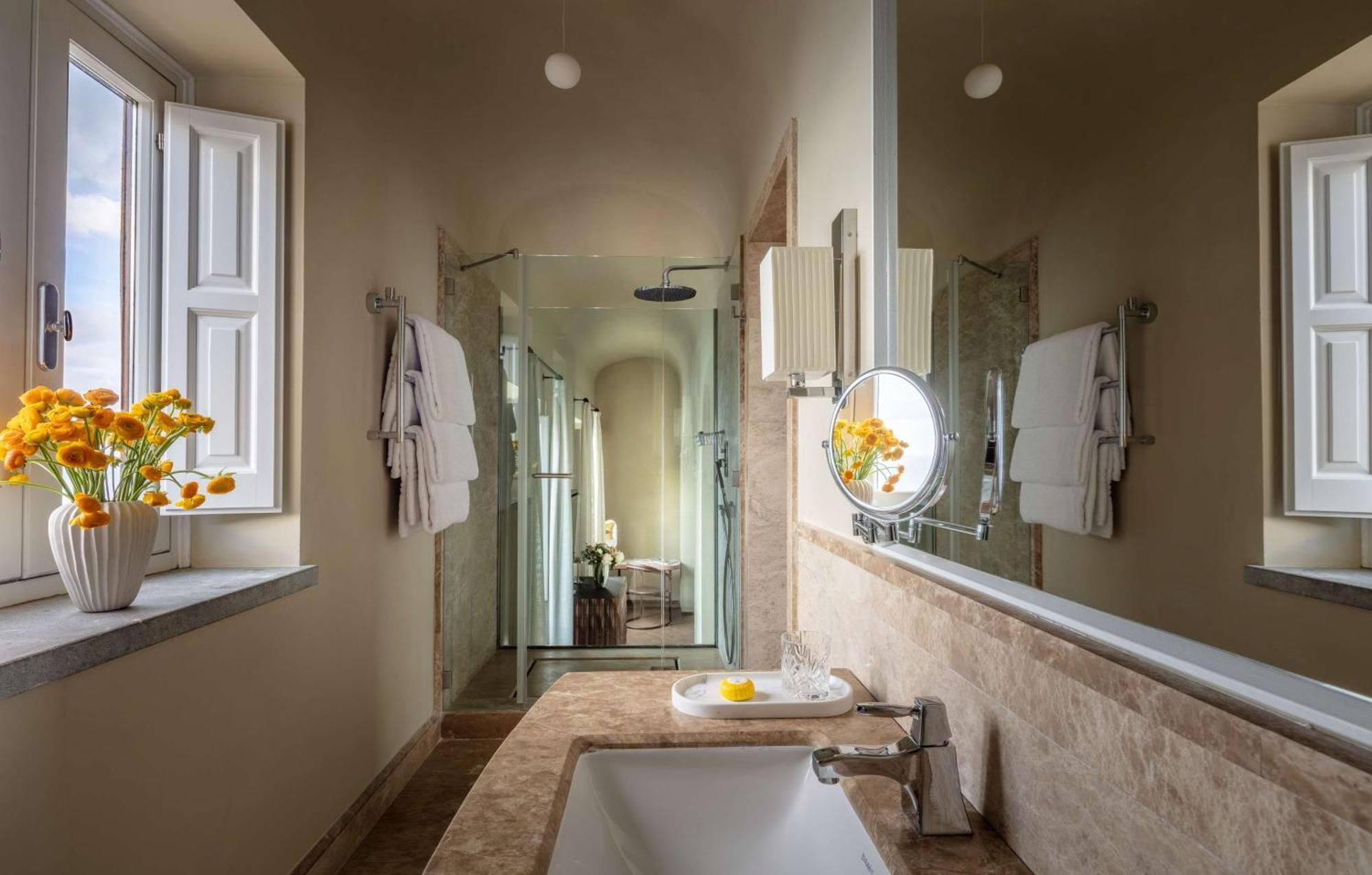 Junior Suite mit Meerblick, Terrasse und Whirlpool sowie Zustellbett (2 Erwachsene + 2 Kinder)