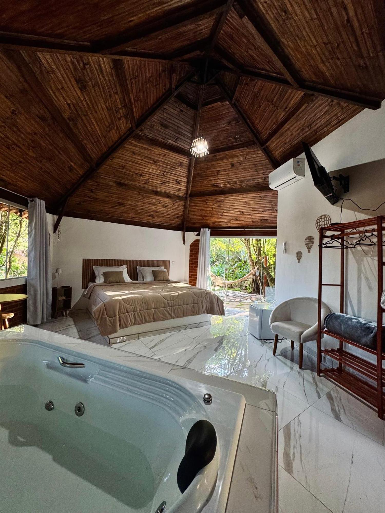 Quarto com Cama King-size e Banheira de Hidromassagem