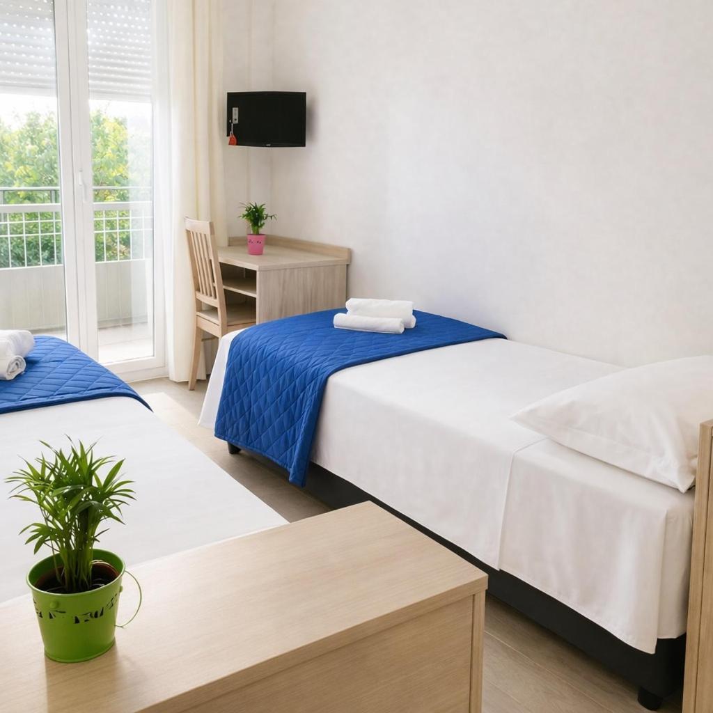 Tweepersoonskamer met 2 Aparte Bedden en Balkon