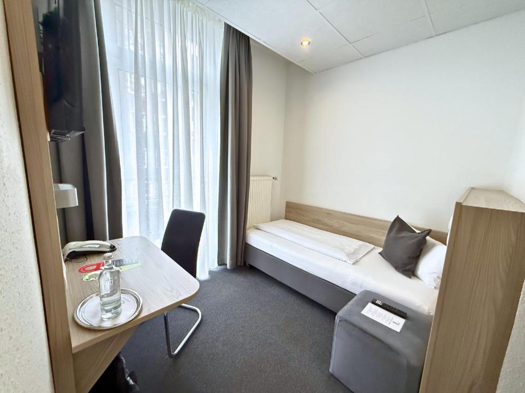 Single Room,1765141959:JPEG