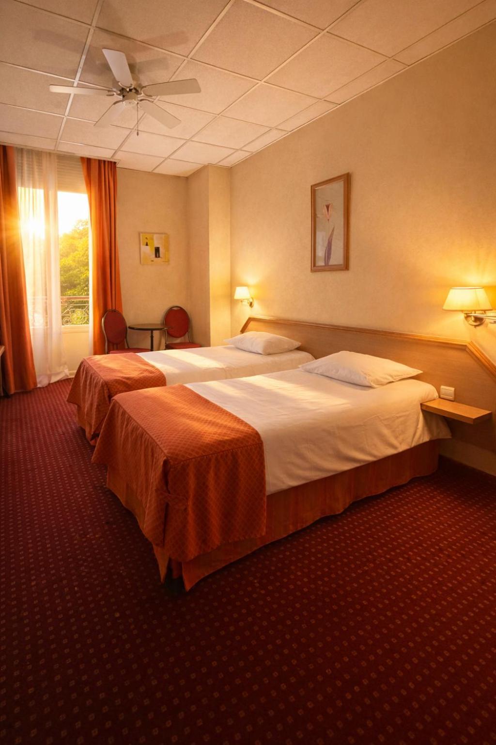 Doppel- oder Zweibettzimmer
