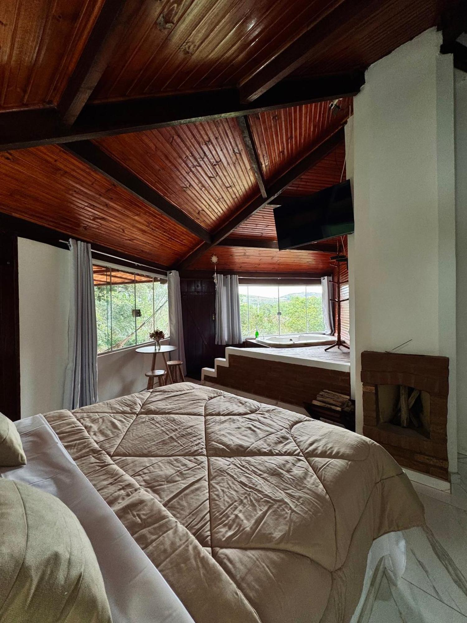 Quarto com Cama Queen-size e Banheira de Hidromassagem