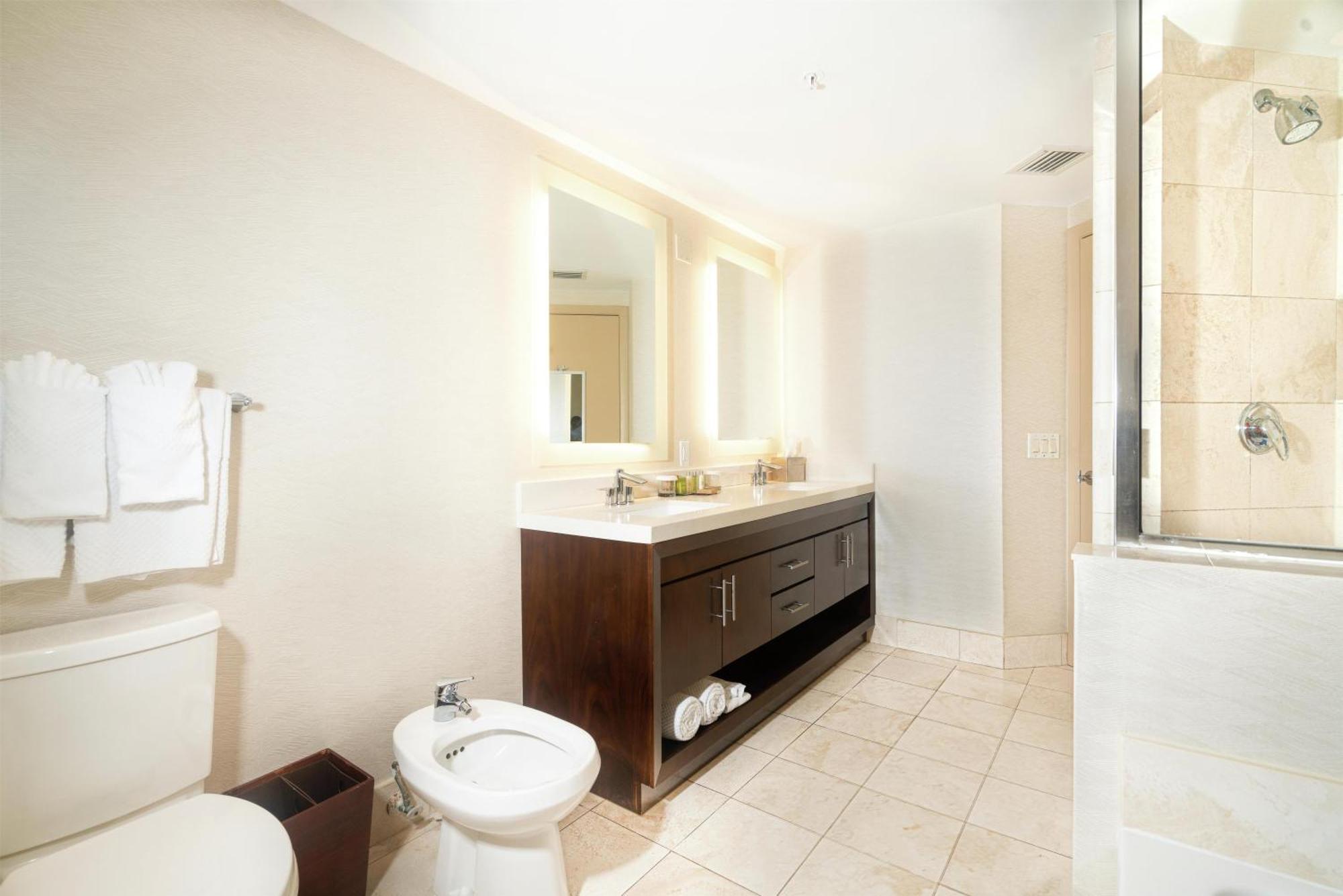 One-Bedroom Suite with Partial Ocean View - Non-Smoking