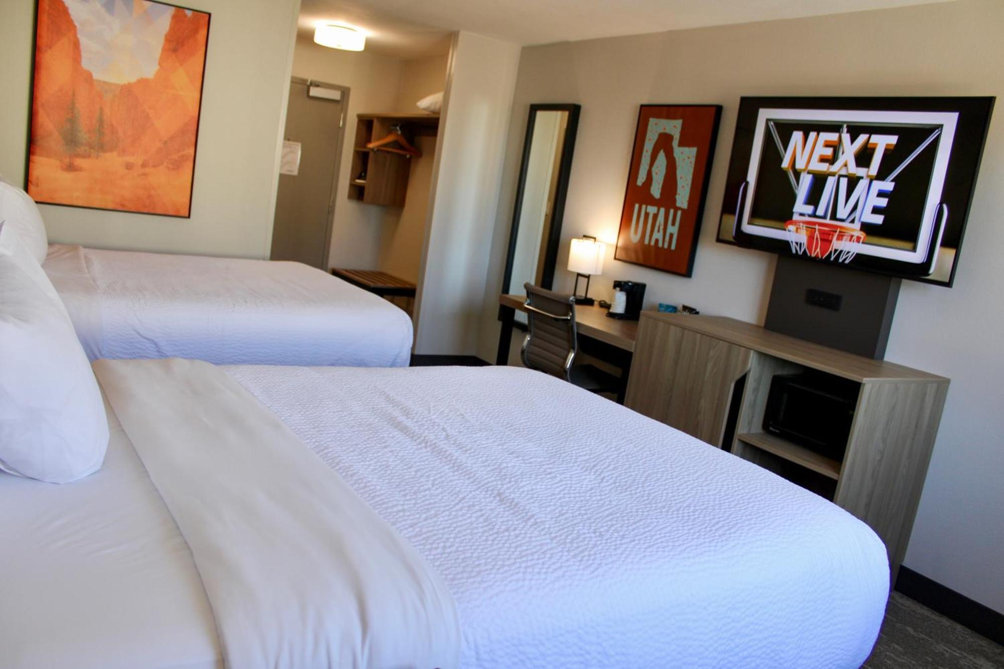 Quadruple Room Two Queen Beds Non Smoking or Pet Friendly,1765864003:JPEG