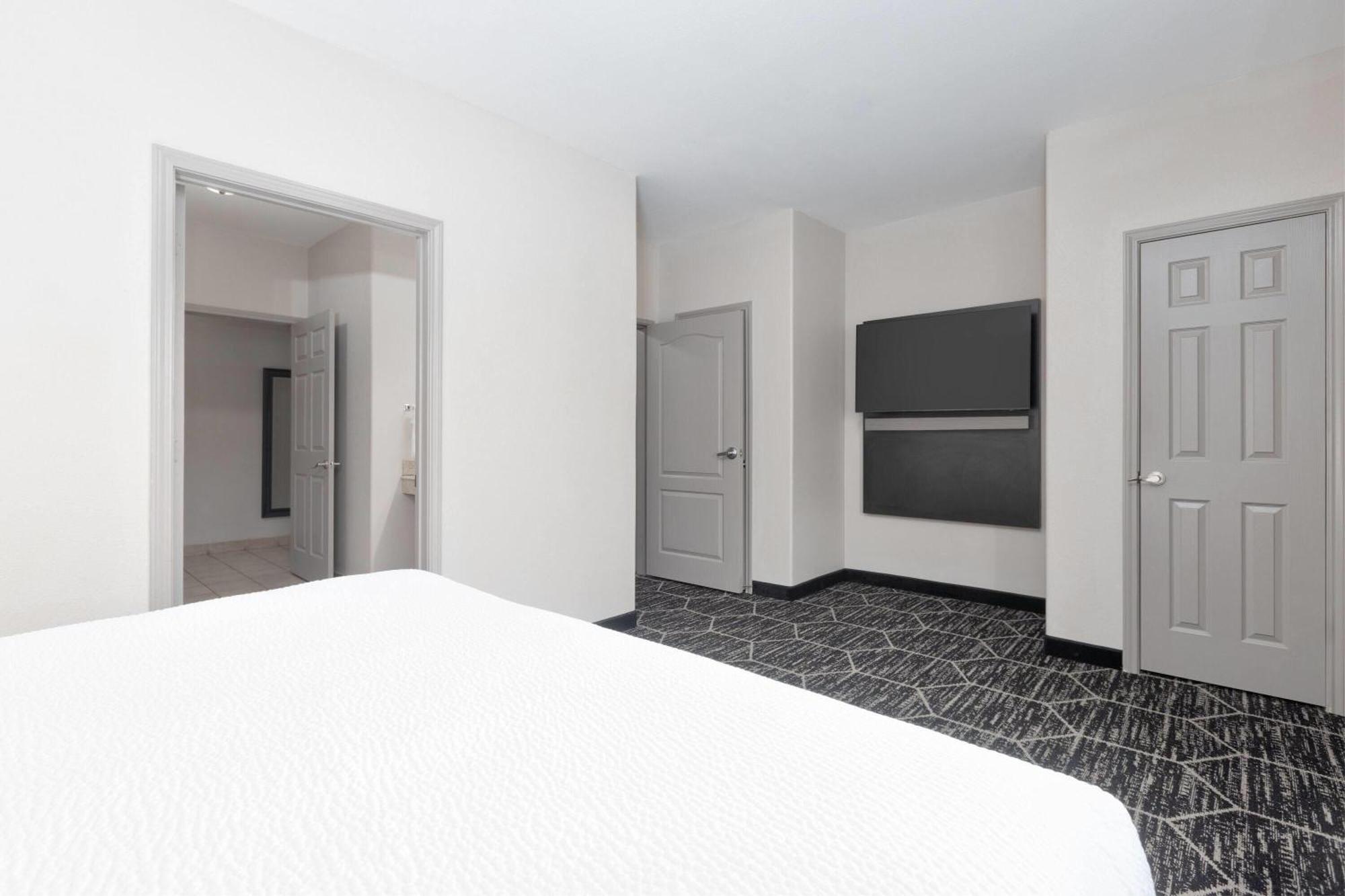 Deluxe King Suite - Non-Smoking