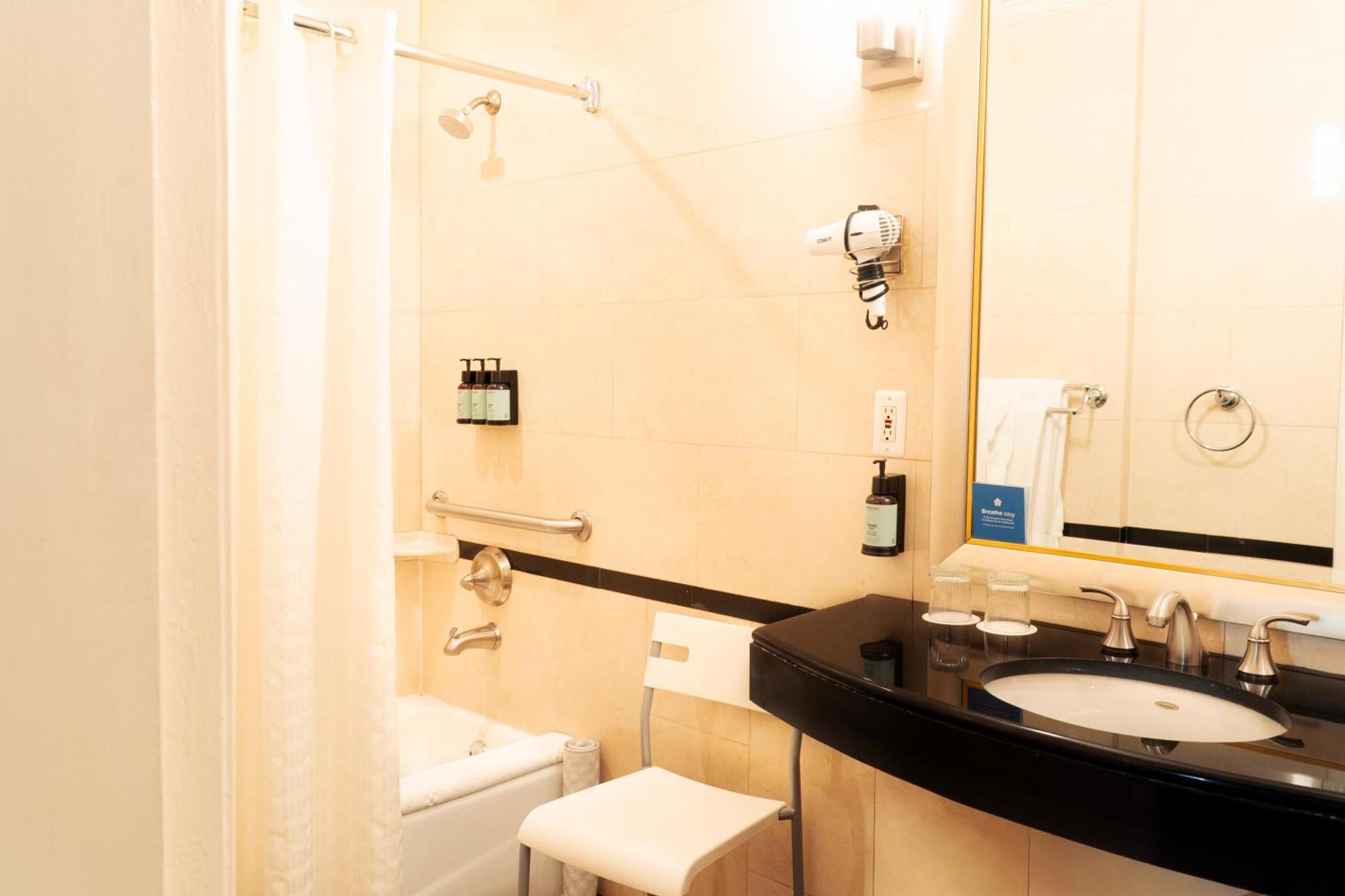 Chambre avec 2 Lits Queen-Size - Accessible aux Personnes à Mobilité Réduite