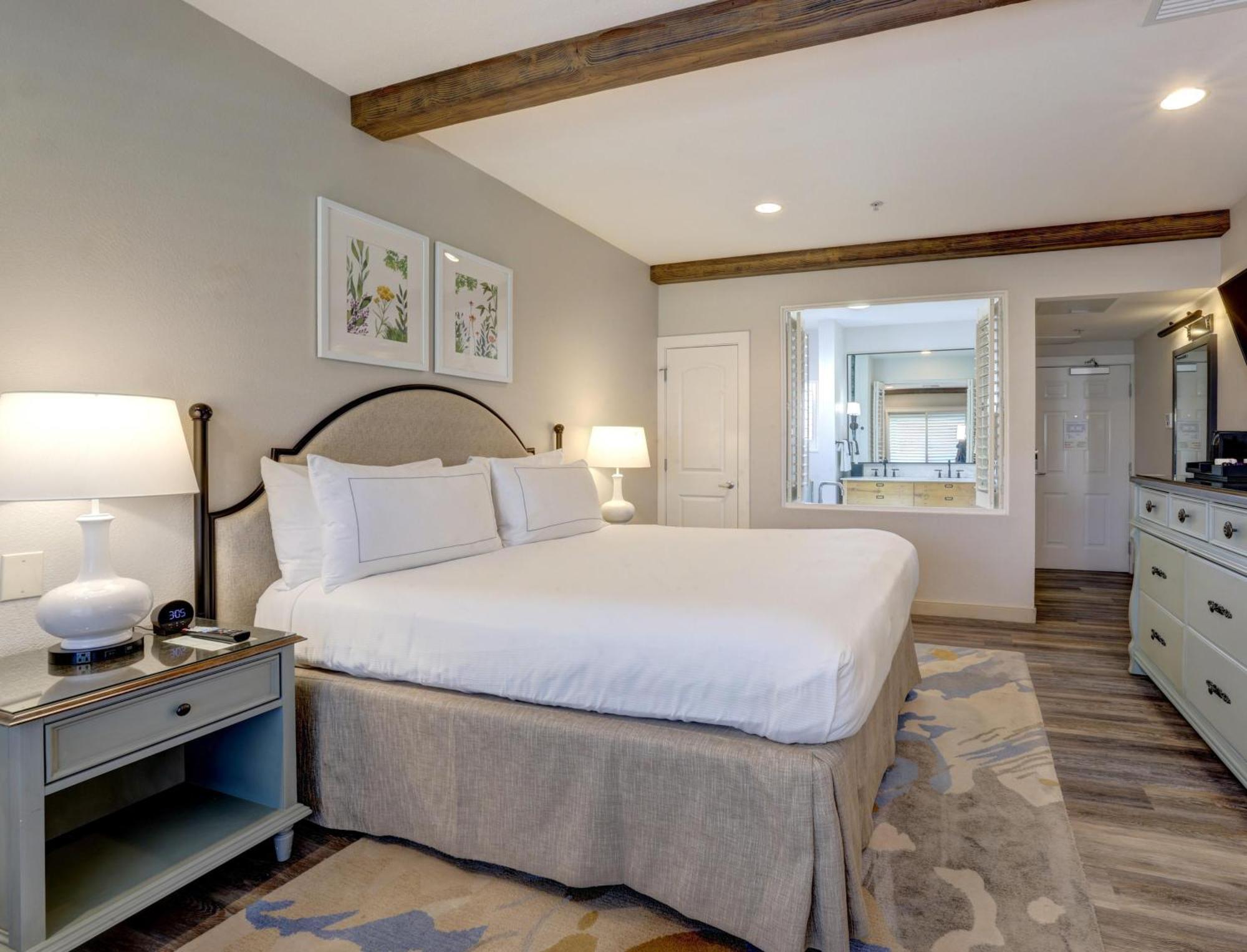 King Room with Fireplace and Soaking Tub