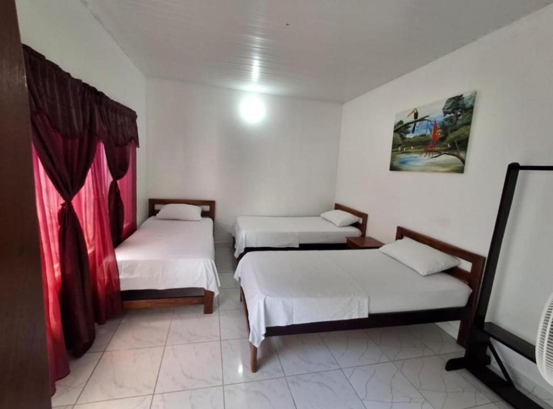 Quarto Duplo com 2 Camas de Casal