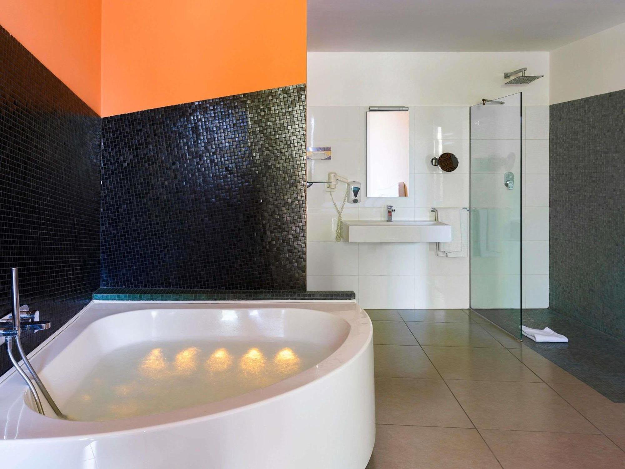 Camera Superior con 1 Letto King-Size, Vasca da Bagno con Idromassaggio e Vista