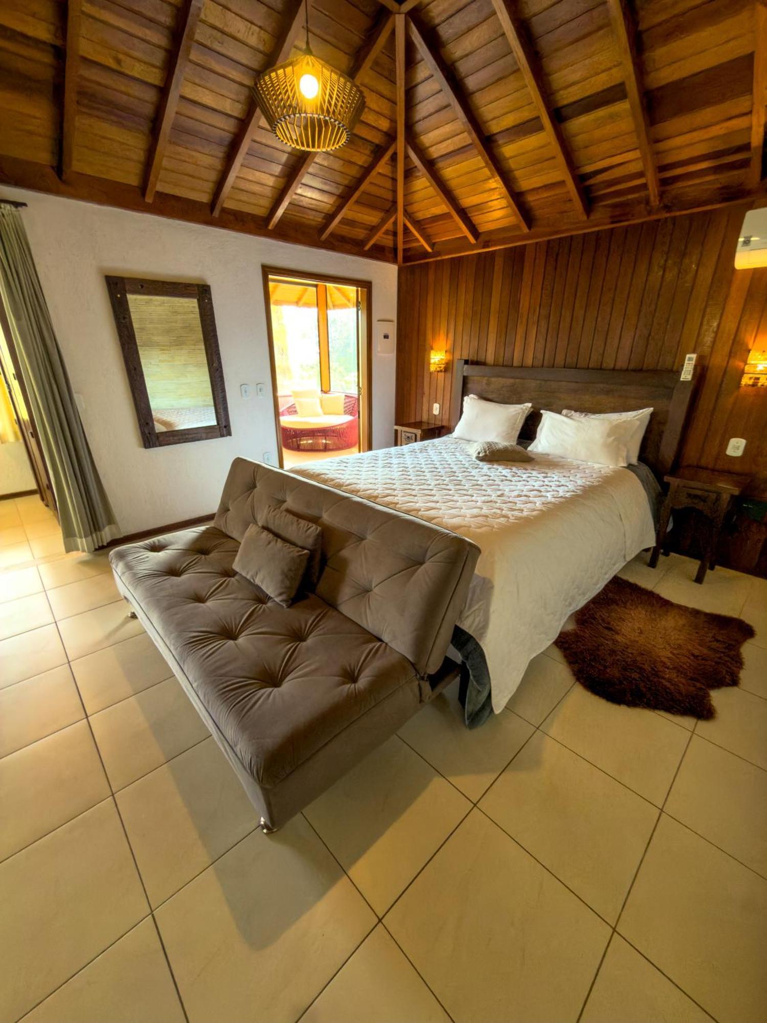 Quarto com Cama King-size e Vista do Lago