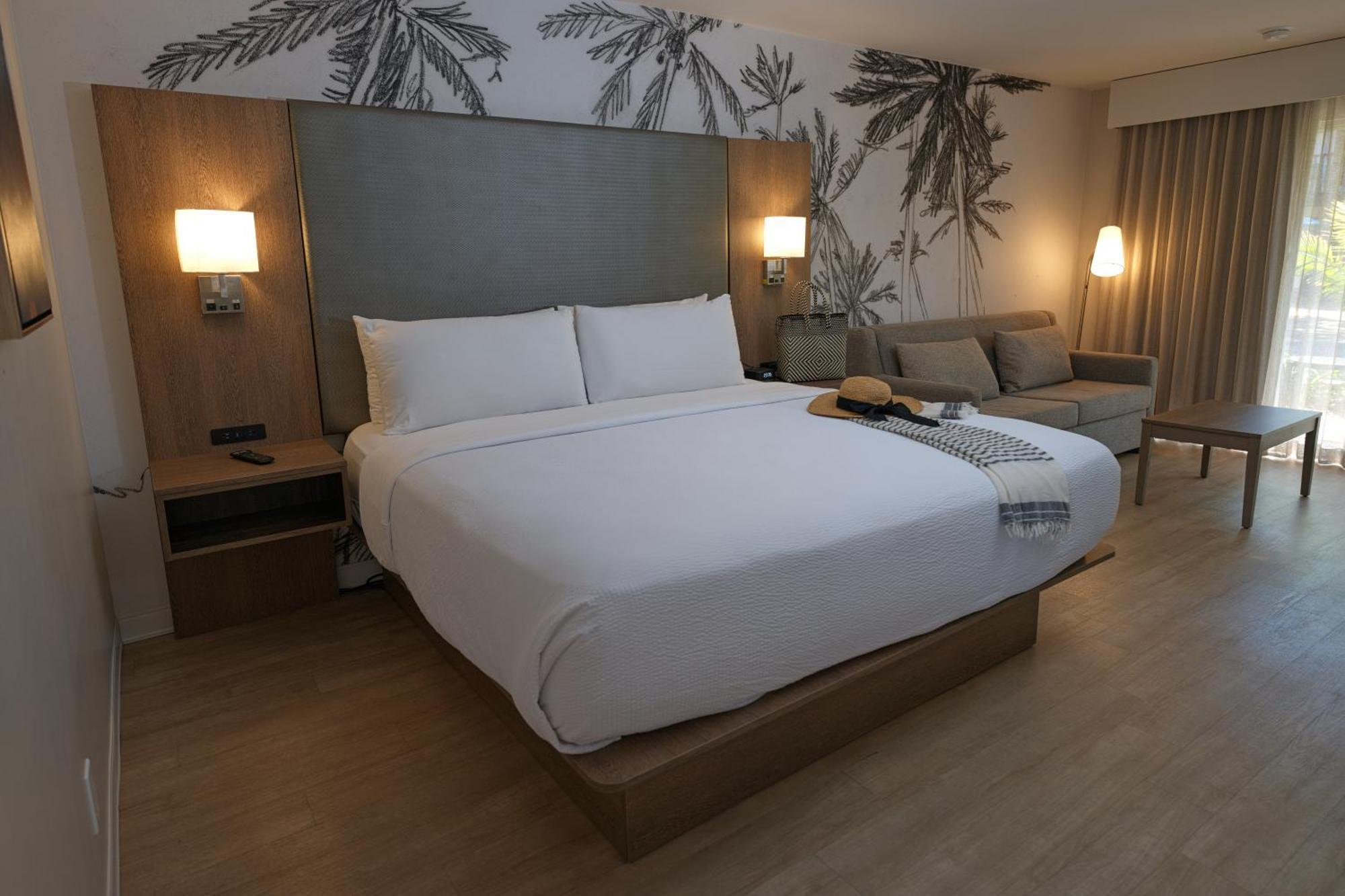 Executive King Room with Sofa Bed and Courtyard View