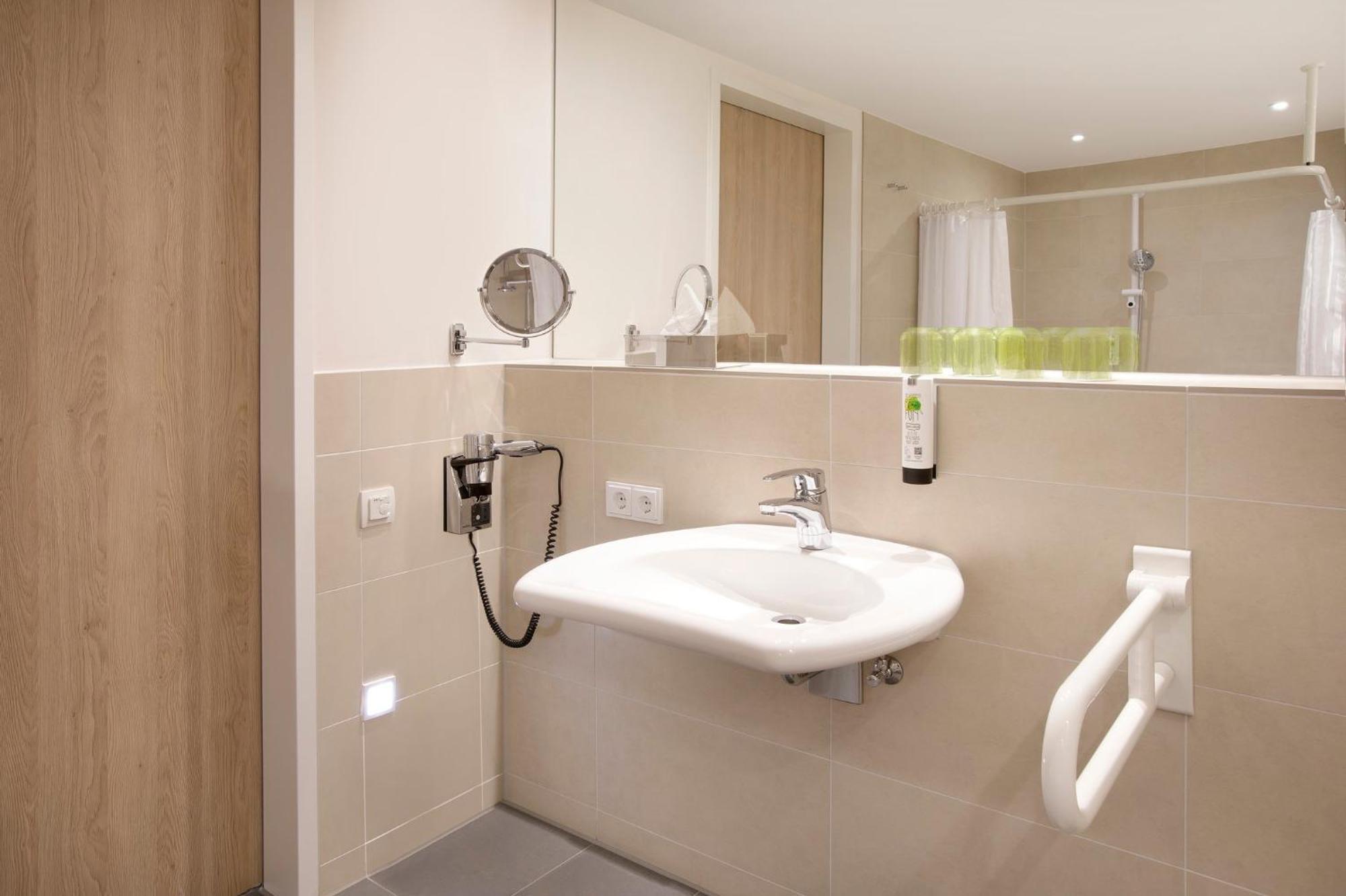 Chambre Lit Queen-Size Standard - Accessible aux Personnes à Mobilité Réduite