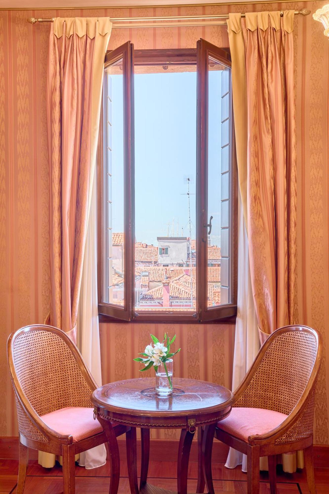 Deluxe Dreibettzimmer mit komplettem Frühstück