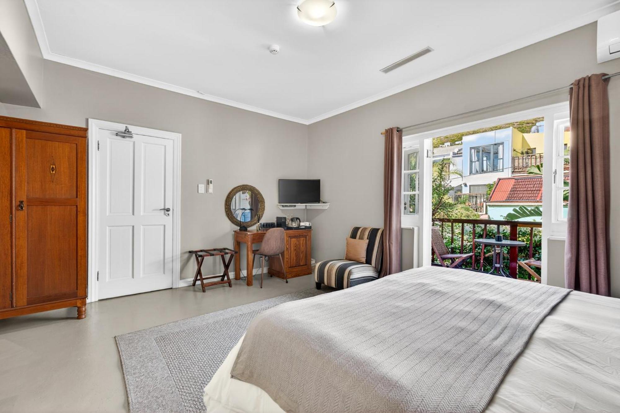 Zimmer mit Kingsize-Bett und Balkon