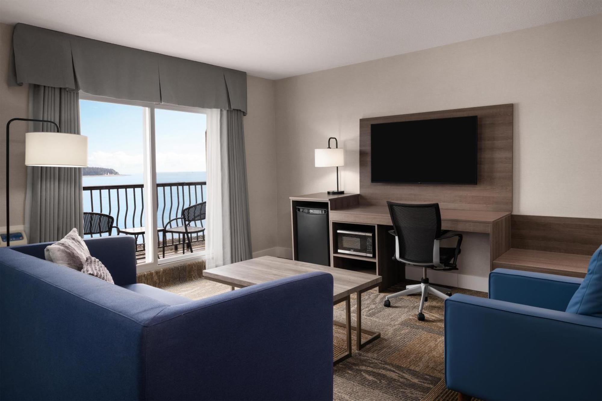 Queen Suite with One-Person Sofa Bed and Balcony - Non-Smoking