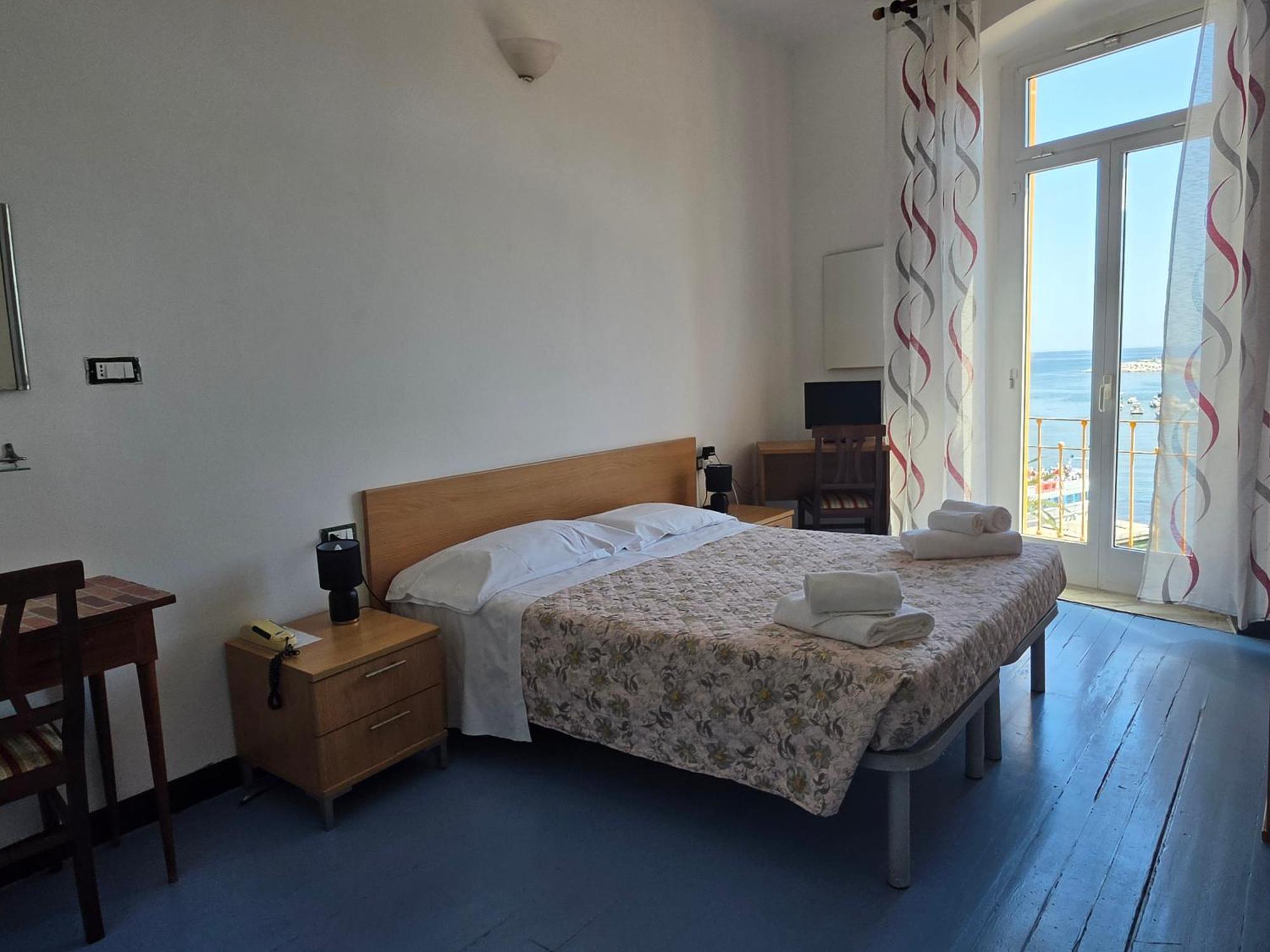 Doppel- oder Zweibettzimmer mit Meerblick und eigenem externen Bad