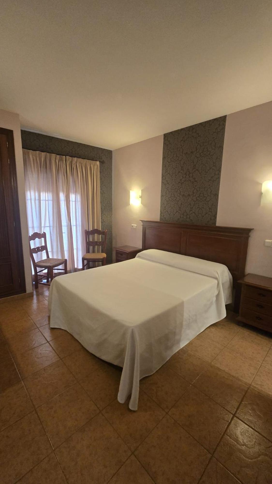 Habitación con cama grande