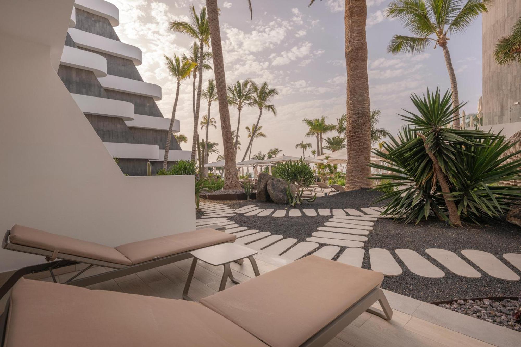 Suite con vistas al jardín o a la piscina (2 adultos)