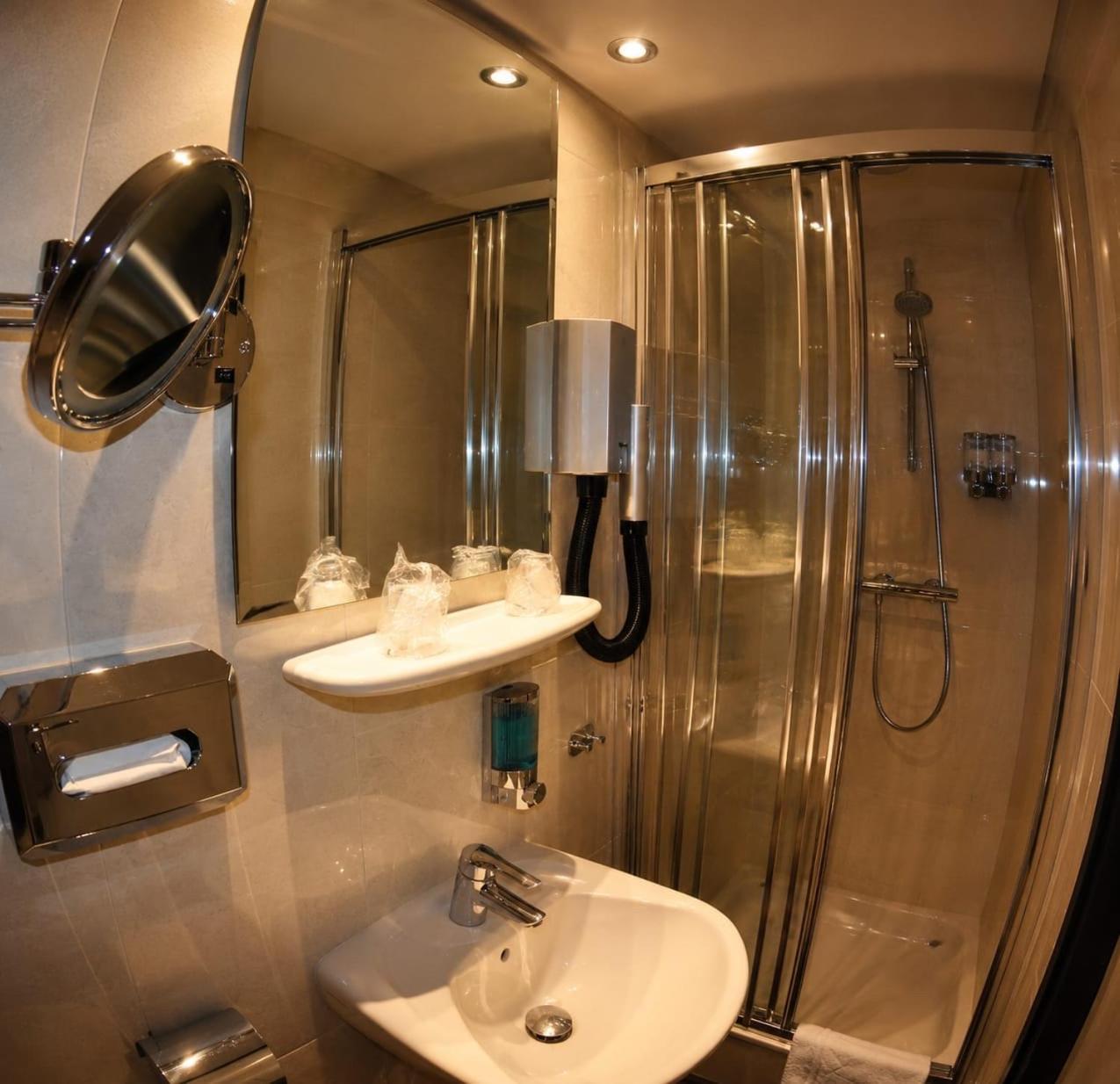 Kleine Tweepersoonskamer met Douche