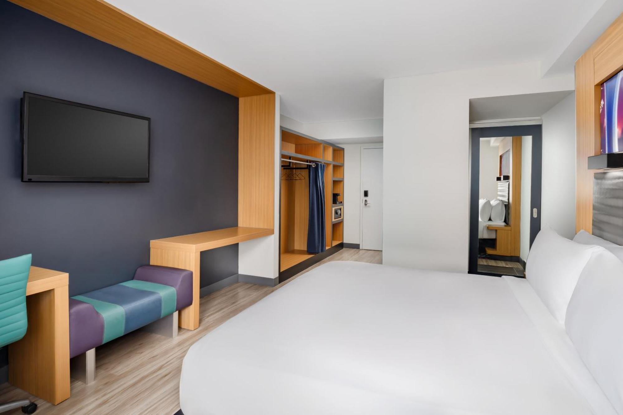 Habitación con cama extragrande y vistas a la ciudad - Planta superior