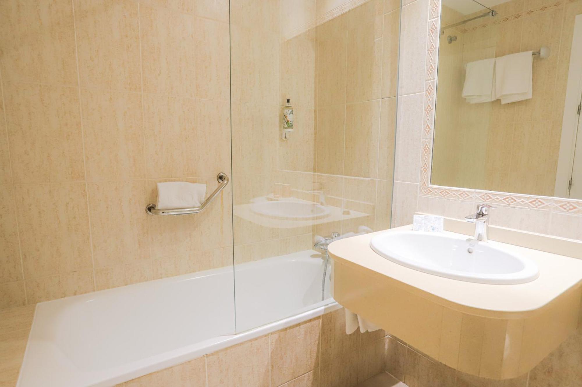 Chambre Double ou Lits Jumeaux avec Balcon et Parking