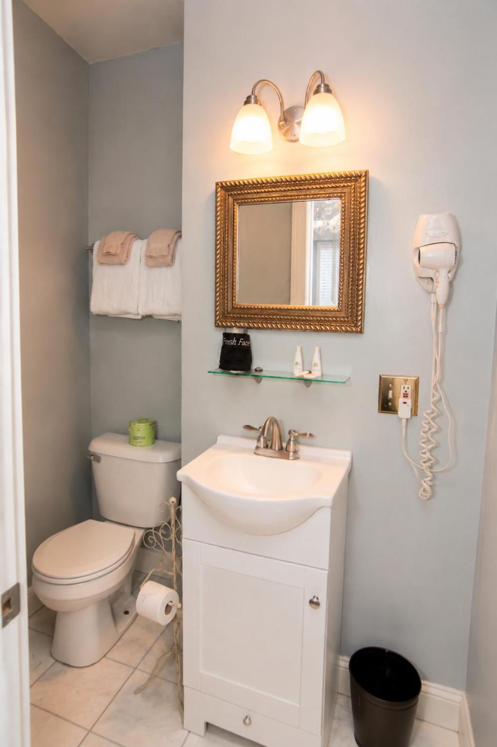 Inn Queen Room,1772075637:JPEG