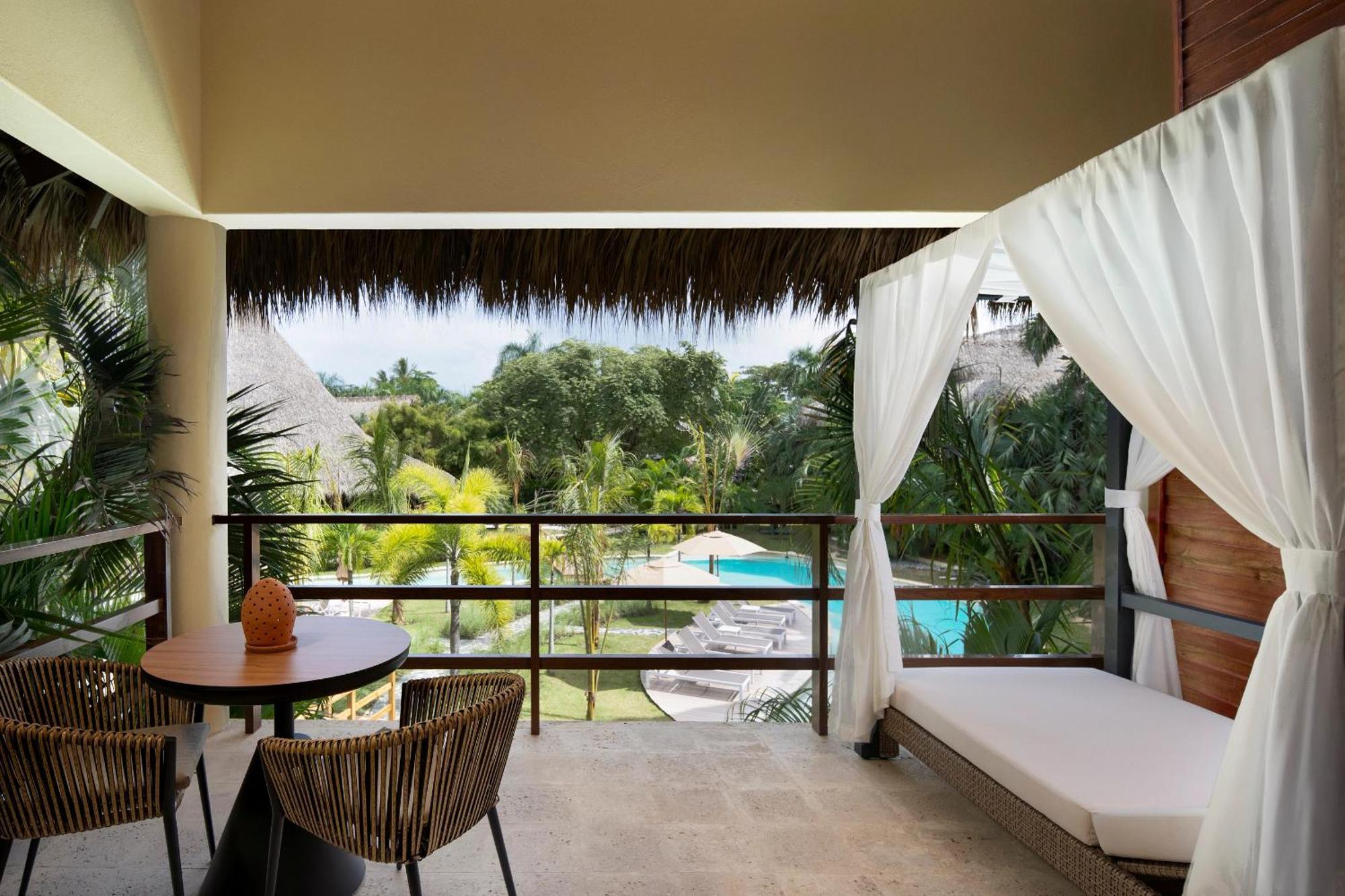 Suite King Júnior Romântica com Vista Piscina