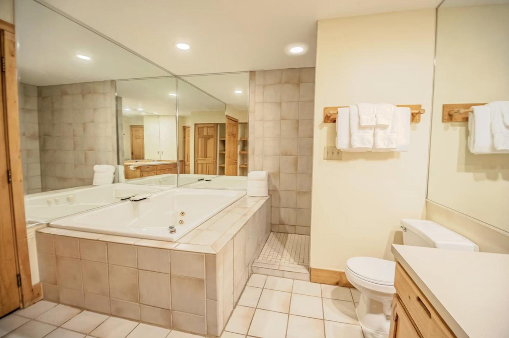 Poolside King 1 Bedroom Whirlpool