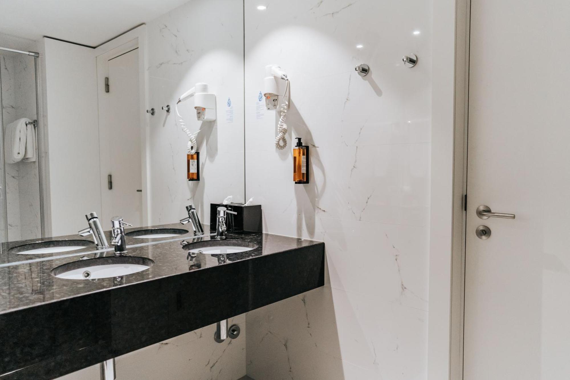 Quarto Econômico com 2 Camas de Solteiro