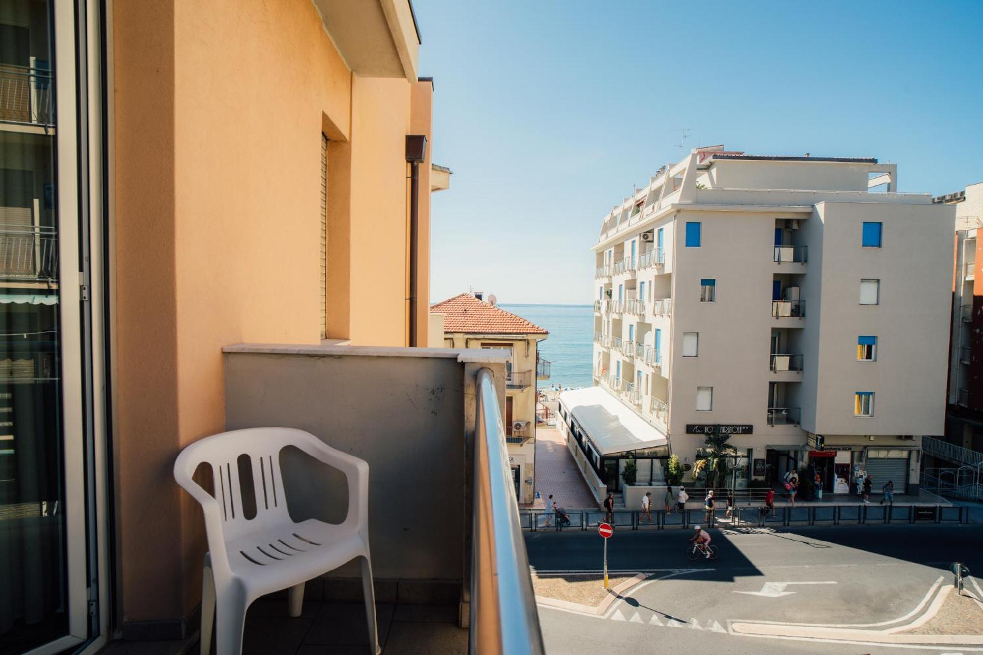Camera Familiare con Balcone e Vista Mare Laterale