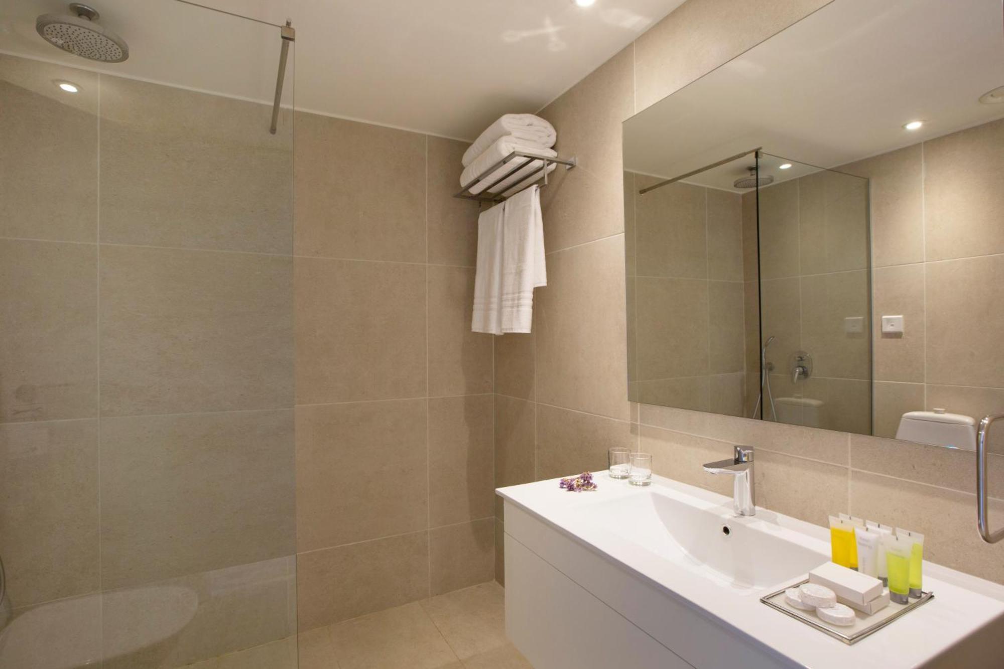 Standard Zimmer mit seitlichem Meerblick