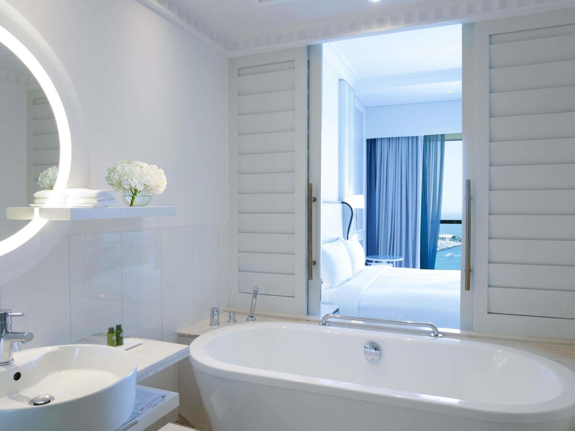 Junior Suite King con Vista Mare Parziale - Accesso Club