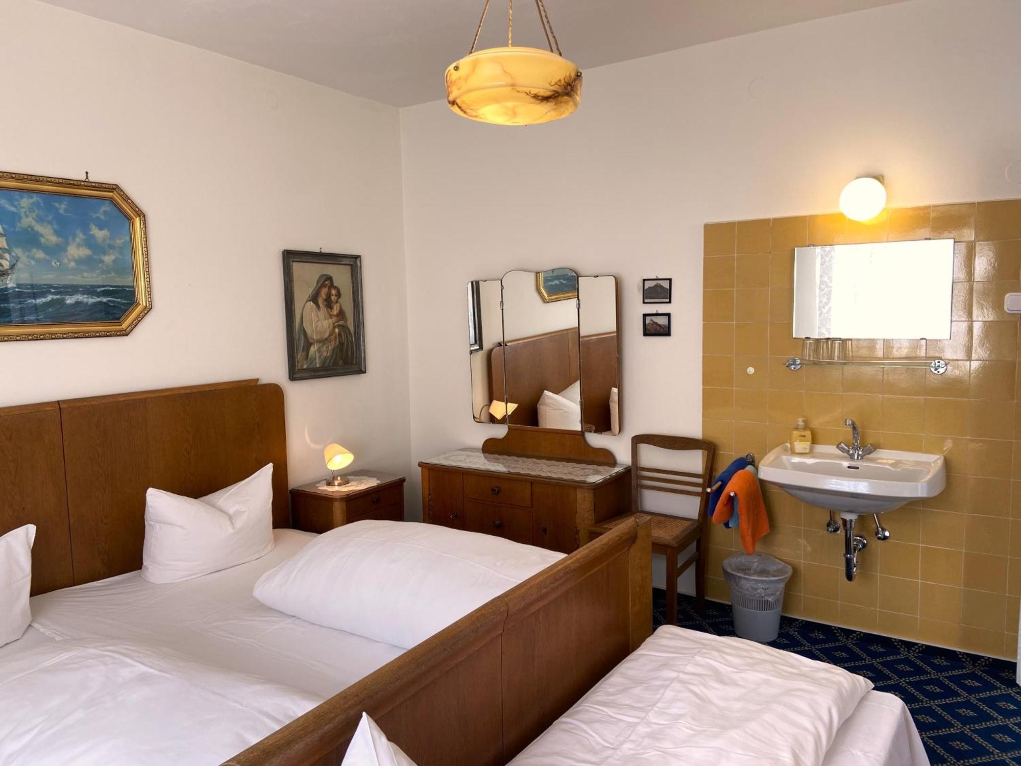 Vierbettzimmer mit Gemeinschaftsbad