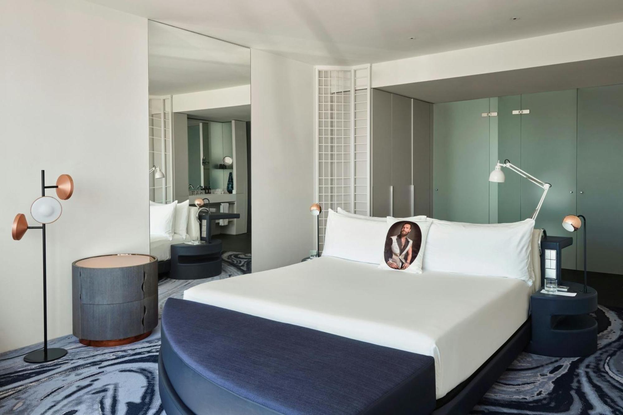 Gemütliches Zimmer mit einem Kingsize-Bett und eingeschränkter Aussicht