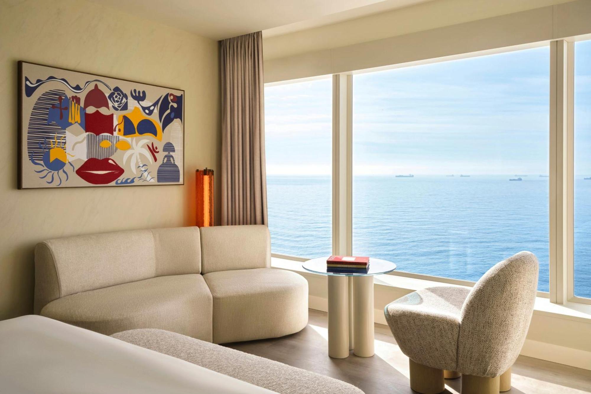 Premier Sky Zimmer mit Kingsize-Bett und Blick auf den Yachthafen