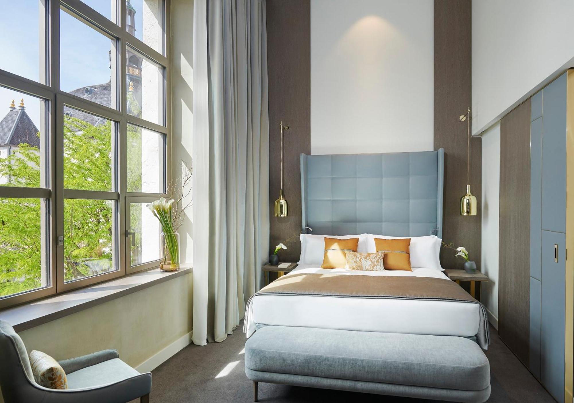 Premium Zimmer mit Kingsize-Bett und Blick auf den Innenhof